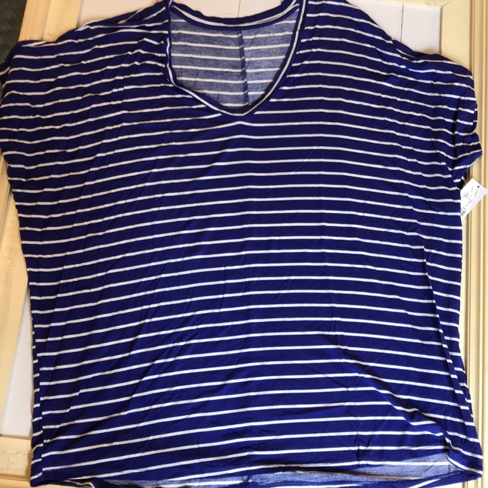 NWT! Blue & white top - Picture 2 of 5